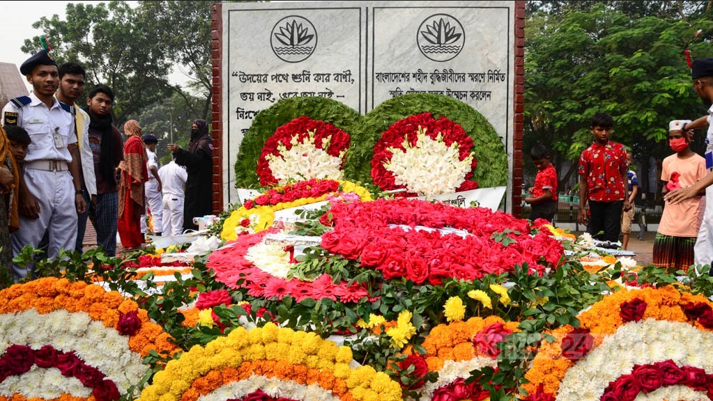 মিরপুর শহীদ বুদ্ধিজীবী স্মৃতিসৌধে জাতির শ্রেষ্ঠ সন্তানদের ফুলের শ্রদ্ধা